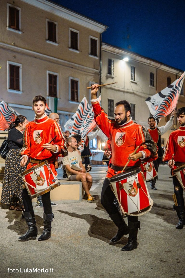 Sbandieratori de La Pandolfaccia a Mestieri e Mercanti a San Lorenzo in Campo – foto Lula Merlo