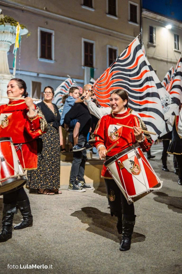 Sbandieratori de La Pandolfaccia a Mestieri e Mercanti a San Lorenzo in Campo – foto Lula Merlo