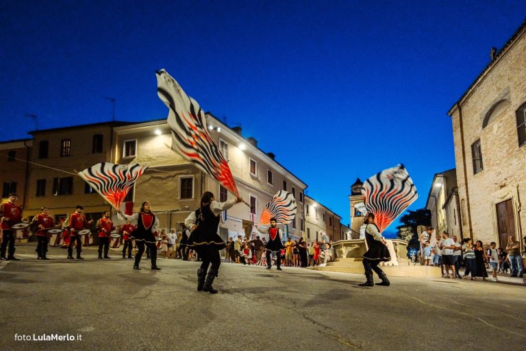 Sbandieratori de La Pandolfaccia a Mestieri e Mercanti a San Lorenzo in Campo – foto Lula Merlo