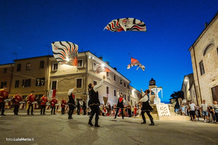 Sbandieratori de La Pandolfaccia a Mestieri e Mercanti a San Lorenzo in Campo – foto Lula Merlo