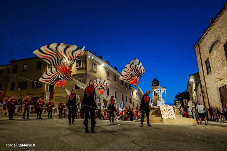 Sbandieratori de La Pandolfaccia a Mestieri e Mercanti a San Lorenzo in Campo – foto Lula Merlo