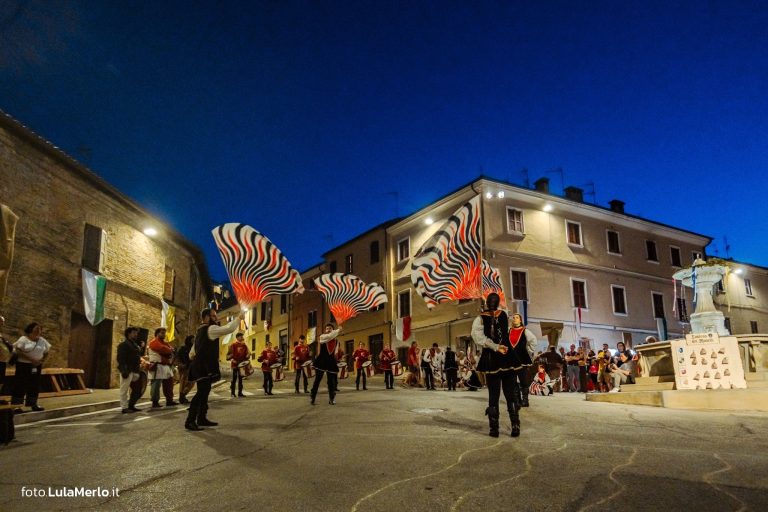 Sbandieratori de La Pandolfaccia a Mestieri e Mercanti a San Lorenzo in Campo – foto Lula Merlo