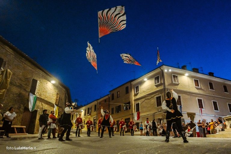 Sbandieratori de La Pandolfaccia a Mestieri e Mercanti a San Lorenzo in Campo – foto Lula Merlo