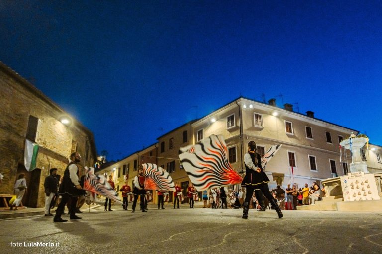 Sbandieratori de La Pandolfaccia a Mestieri e Mercanti a San Lorenzo in Campo – foto Lula Merlo