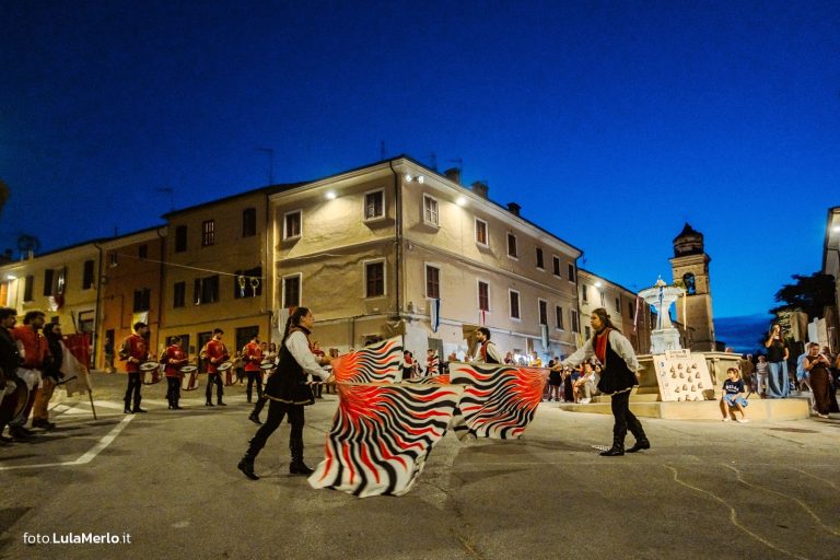 Sbandieratori de La Pandolfaccia a Mestieri e Mercanti a San Lorenzo in Campo – foto Lula Merlo