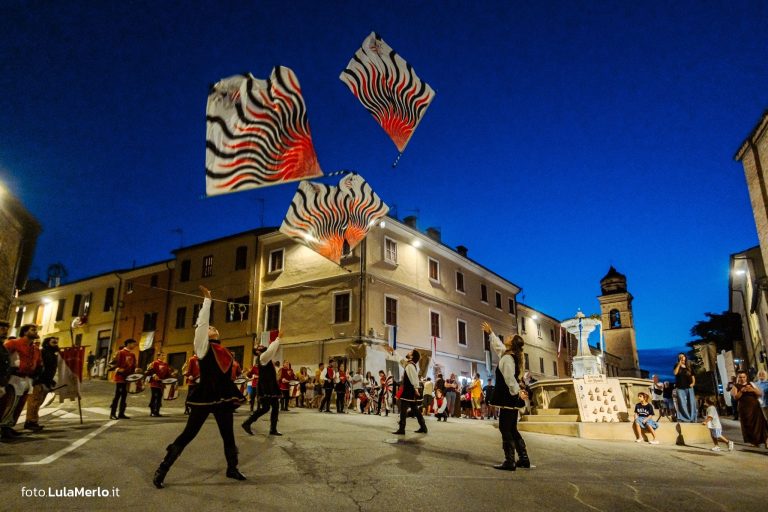 Sbandieratori de La Pandolfaccia a Mestieri e Mercanti a San Lorenzo in Campo – foto Lula Merlo