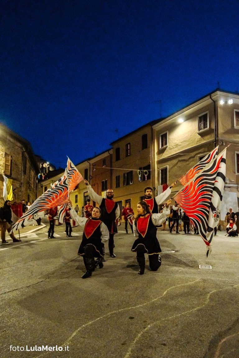 Sbandieratori de La Pandolfaccia a Mestieri e Mercanti a San Lorenzo in Campo – foto Lula Merlo