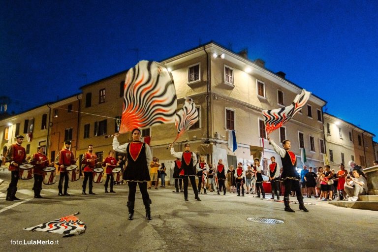 Sbandieratori de La Pandolfaccia a Mestieri e Mercanti a San Lorenzo in Campo – foto Lula Merlo