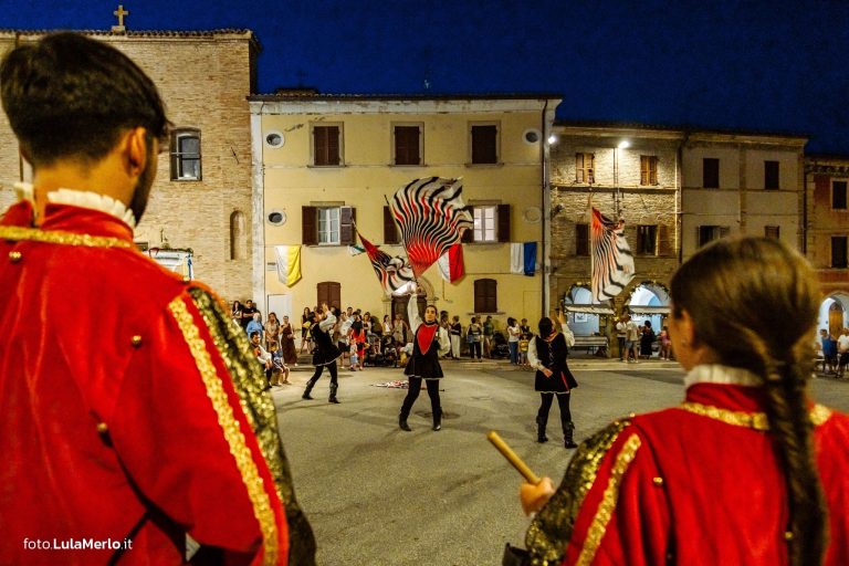 Sbandieratori de La Pandolfaccia a Mestieri e Mercanti a San Lorenzo in Campo – foto Lula Merlo