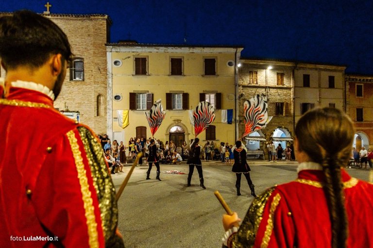 Sbandieratori de La Pandolfaccia a Mestieri e Mercanti a San Lorenzo in Campo – foto Lula Merlo