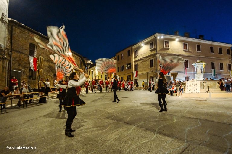 Sbandieratori de La Pandolfaccia a Mestieri e Mercanti a San Lorenzo in Campo – foto Lula Merlo