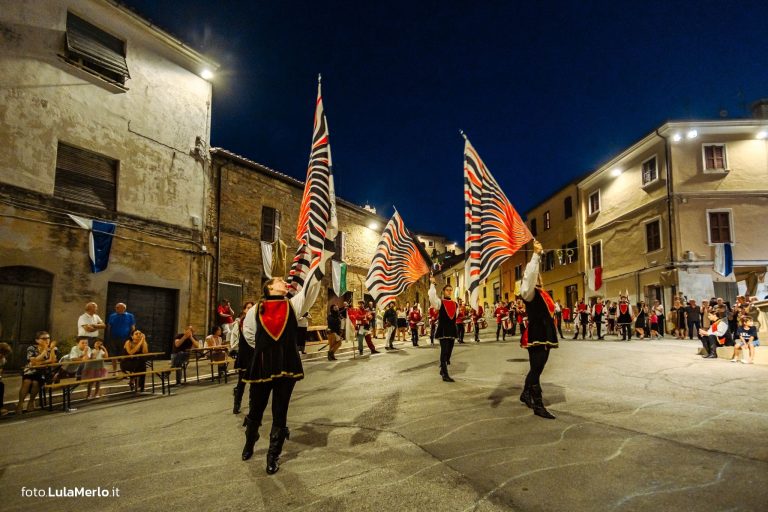 Sbandieratori de La Pandolfaccia a Mestieri e Mercanti a San Lorenzo in Campo – foto Lula Merlo