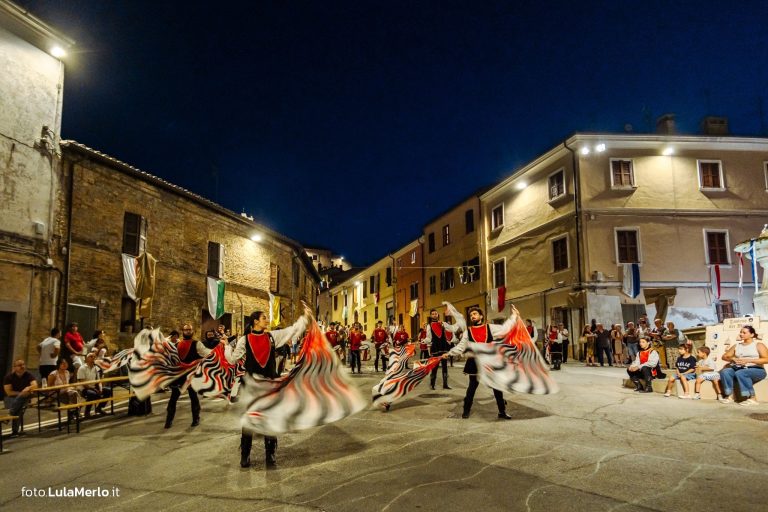 Sbandieratori de La Pandolfaccia a Mestieri e Mercanti a San Lorenzo in Campo – foto Lula Merlo