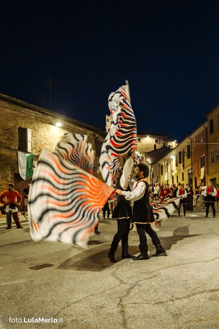Sbandieratori de La Pandolfaccia a Mestieri e Mercanti a San Lorenzo in Campo – foto Lula Merlo