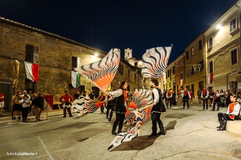 Sbandieratori de La Pandolfaccia a Mestieri e Mercanti a San Lorenzo in Campo – foto Lula Merlo