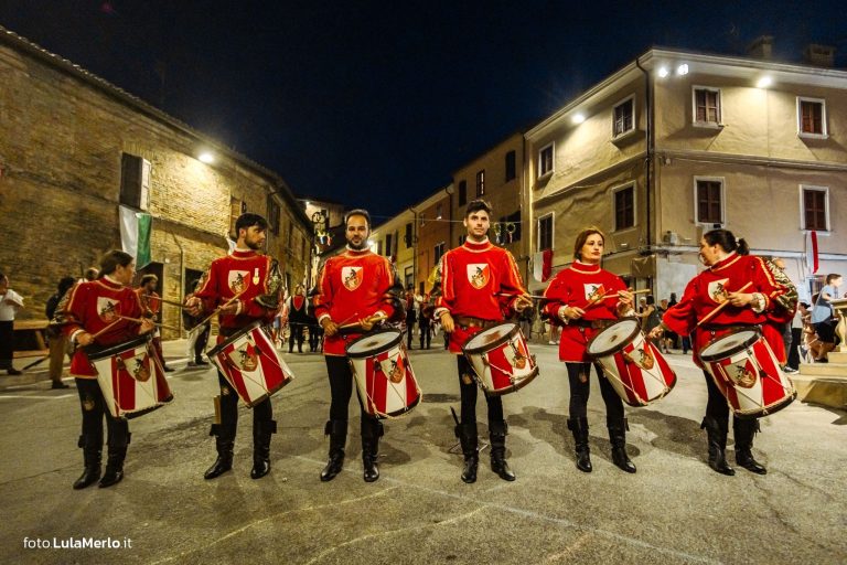 Sbandieratori de La Pandolfaccia a Mestieri e Mercanti a San Lorenzo in Campo – foto Lula Merlo