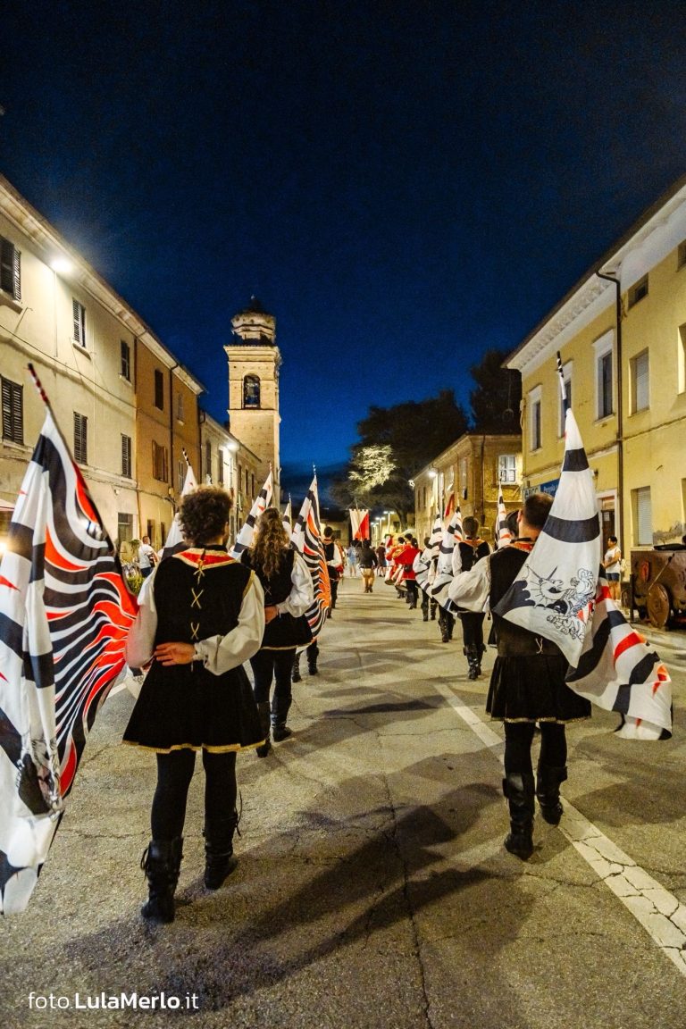 Sbandieratori de La Pandolfaccia a Mestieri e Mercanti a San Lorenzo in Campo – foto Lula Merlo