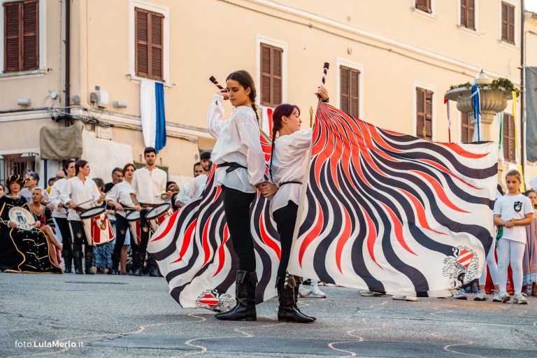 Sbandieratori de La Pandolfaccia a Mestieri e Mercanti a San Lorenzo in Campo – foto Lula Merlo