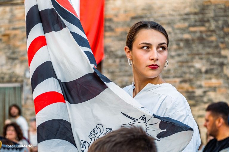 Sbandieratori de La Pandolfaccia a Mestieri e Mercanti a San Lorenzo in Campo – foto Lula Merlo