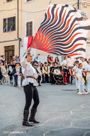 Sbandieratori de La Pandolfaccia a Mestieri e Mercanti a San Lorenzo in Campo – foto Lula Merlo