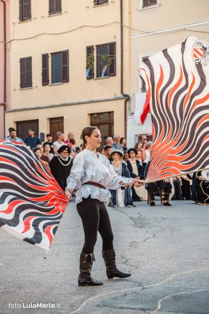 Sbandieratori de La Pandolfaccia a Mestieri e Mercanti a San Lorenzo in Campo – foto Lula Merlo