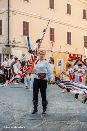 Sbandieratori de La Pandolfaccia a Mestieri e Mercanti a San Lorenzo in Campo – foto Lula Merlo