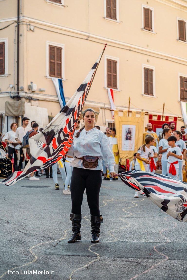 Sbandieratori de La Pandolfaccia a Mestieri e Mercanti a San Lorenzo in Campo – foto Lula Merlo