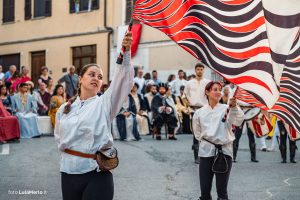 Sbandieratori de La Pandolfaccia a Mestieri e Mercanti a San Lorenzo in Campo – foto Lula Merlo