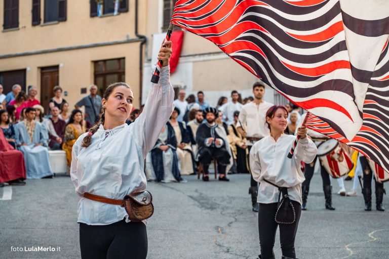 Sbandieratori de La Pandolfaccia a Mestieri e Mercanti a San Lorenzo in Campo – foto Lula Merlo