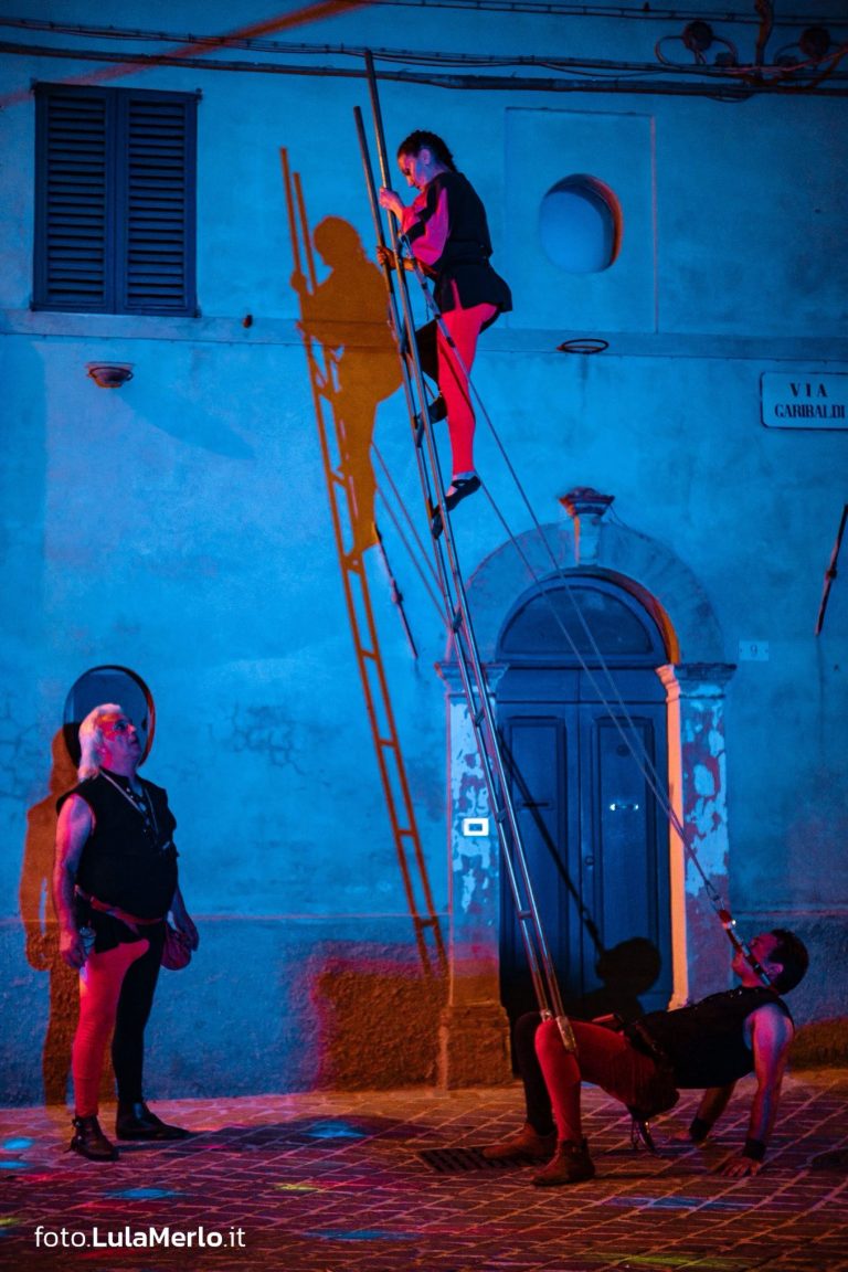 Diavoli Rossi, spettacolo di acrobazia a Mestieri e Mercanti – foto Lula Merlo