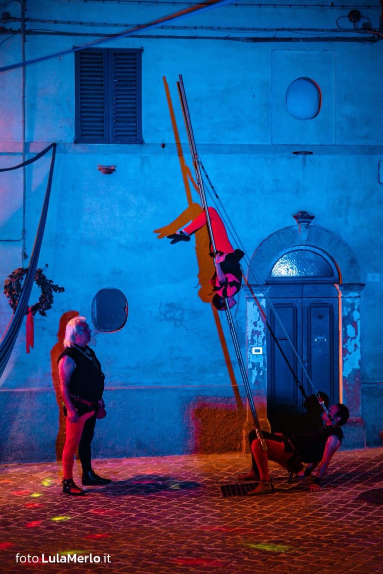Diavoli Rossi, spettacolo di acrobazia a Mestieri e Mercanti – foto Lula Merlo