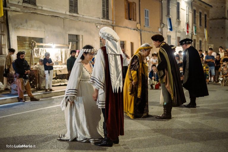 Sbandieratori de La Pandolfaccia a Mestieri e Mercanti a San Lorenzo in Campo – foto Lula Merlo
