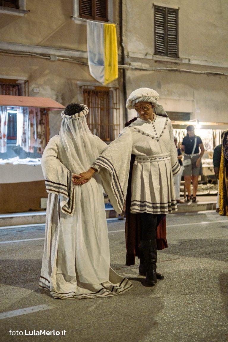 Sbandieratori de La Pandolfaccia a Mestieri e Mercanti a San Lorenzo in Campo – foto Lula Merlo