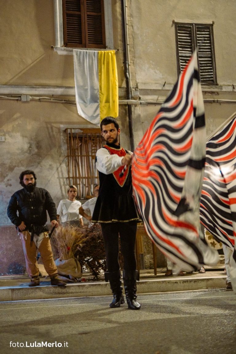 Sbandieratori de La Pandolfaccia a Mestieri e Mercanti a San Lorenzo in Campo – foto Lula Merlo