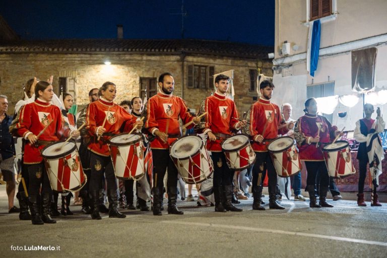 Sbandieratori de La Pandolfaccia a Mestieri e Mercanti a San Lorenzo in Campo – foto Lula Merlo