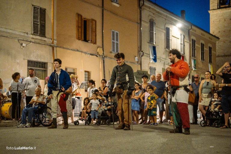Sbandieratori de La Pandolfaccia a Mestieri e Mercanti a San Lorenzo in Campo – foto Lula Merlo