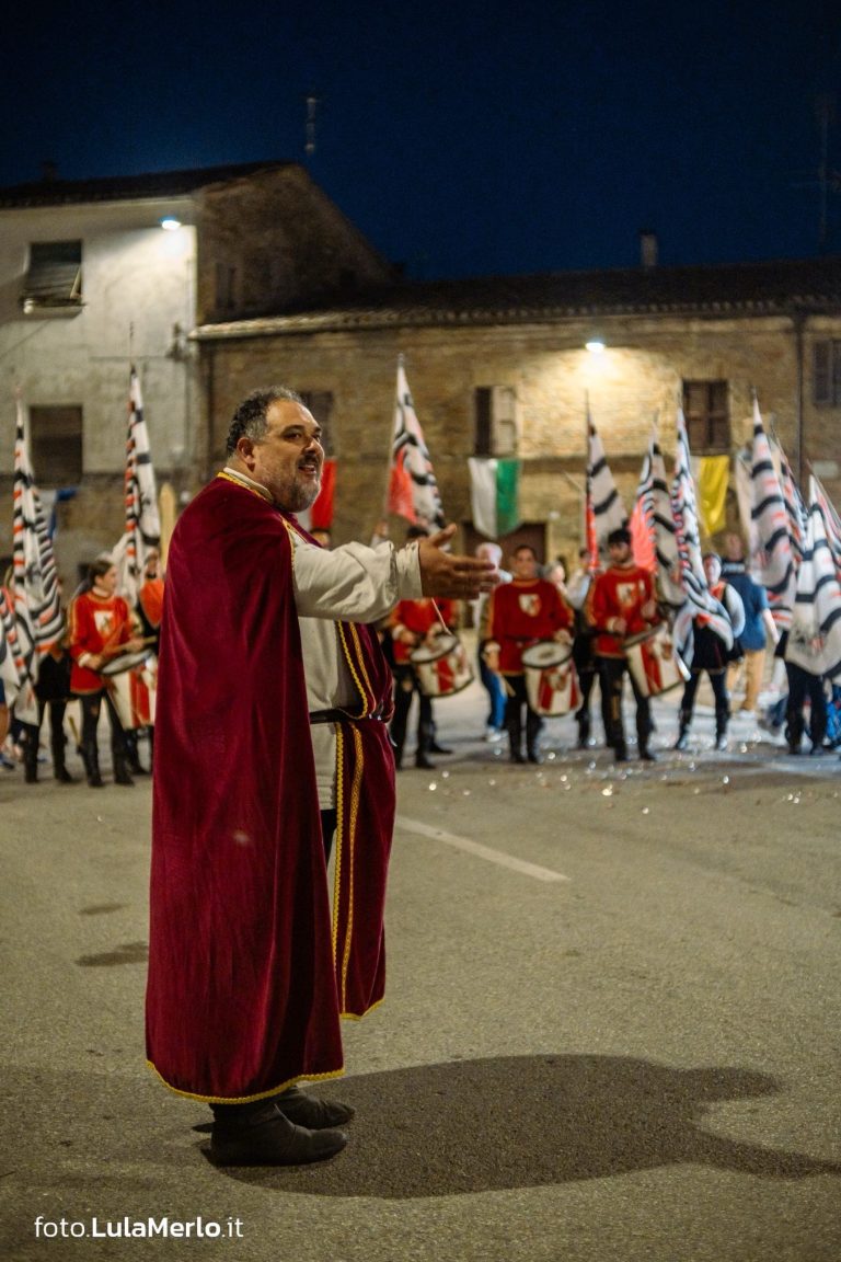 Sbandieratori de La Pandolfaccia a Mestieri e Mercanti a San Lorenzo in Campo – foto Lula Merlo