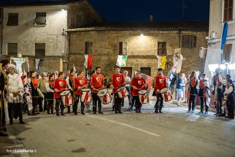 Sbandieratori de La Pandolfaccia a Mestieri e Mercanti a San Lorenzo in Campo – foto Lula Merlo