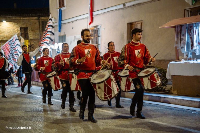 Sbandieratori de La Pandolfaccia a Mestieri e Mercanti a San Lorenzo in Campo – foto Lula Merlo