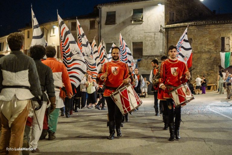 Sbandieratori de La Pandolfaccia a Mestieri e Mercanti a San Lorenzo in Campo – foto Lula Merlo