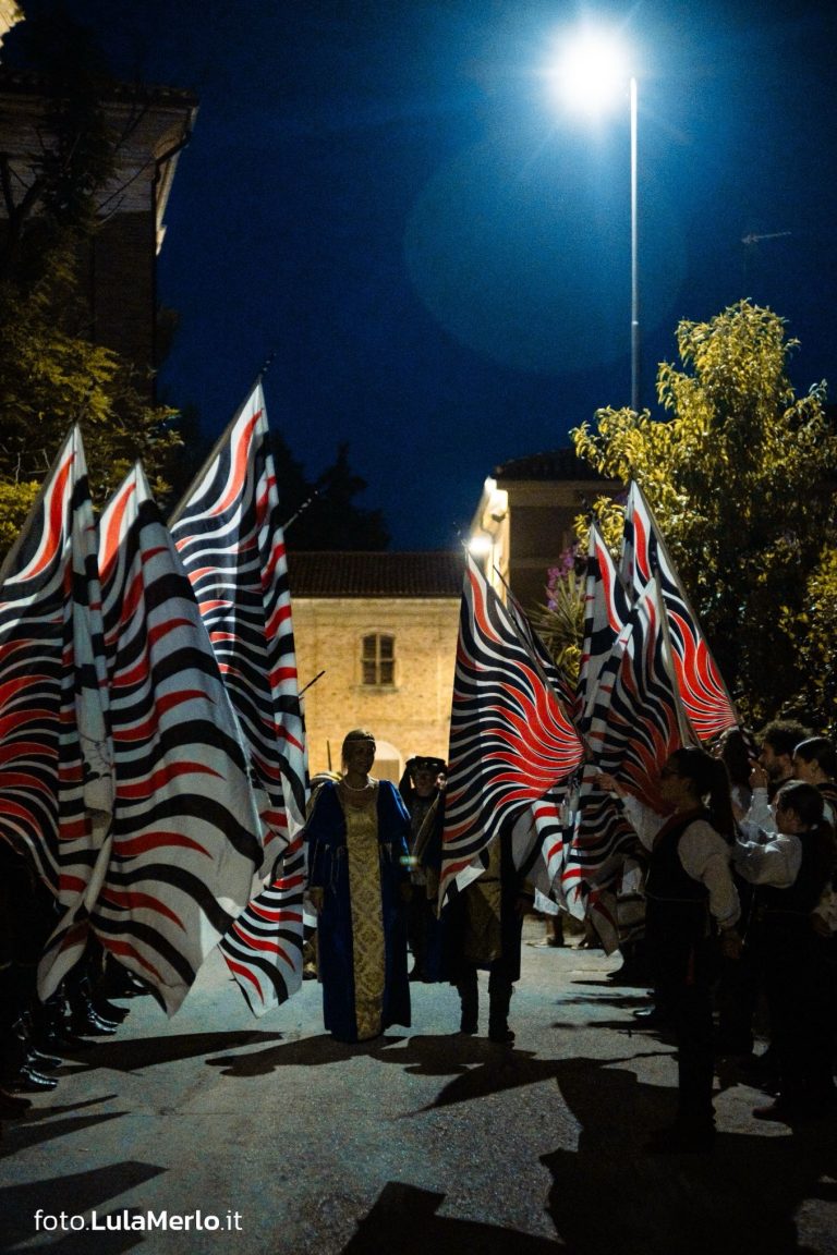 Sbandieratori de La Pandolfaccia a Mestieri e Mercanti a San Lorenzo in Campo – foto Lula Merlo