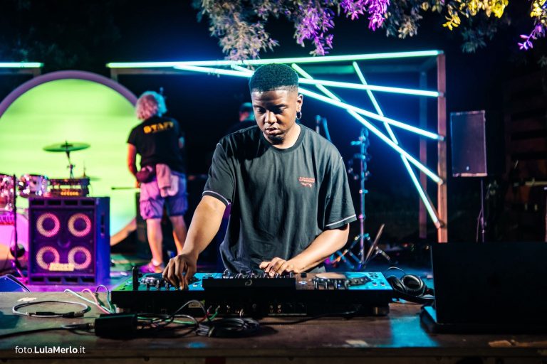 DJ Jordi Wess al Cosmic Journey di Fano Jazz 2026, foto Lula Merlo