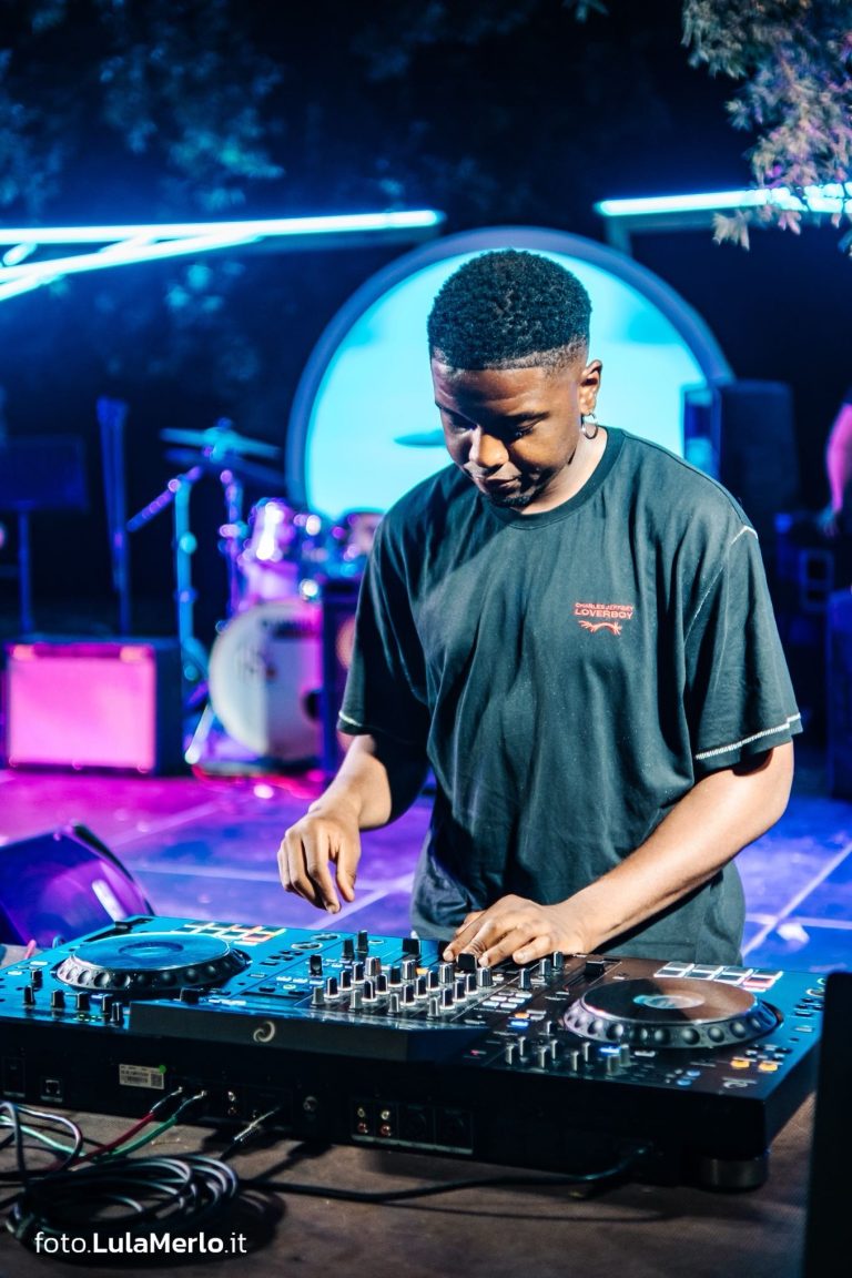 DJ Jordi Wess al Cosmic Journey di Fano Jazz 2026, foto Lula Merlo