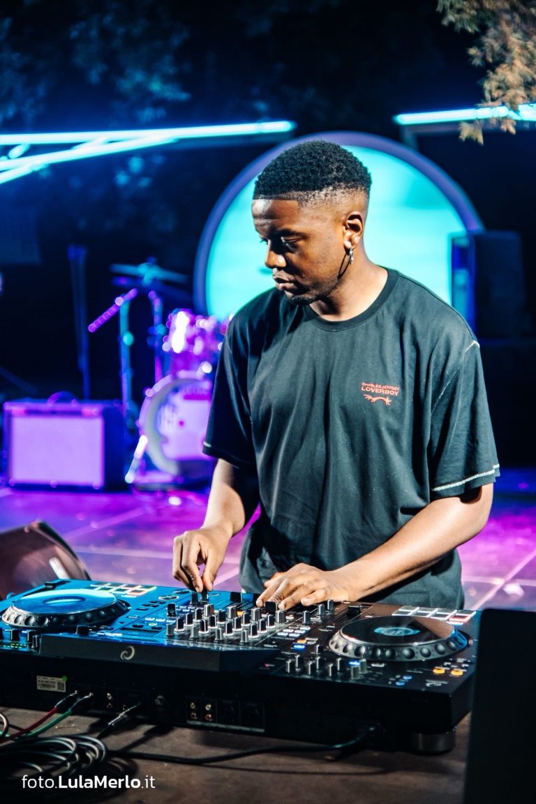 DJ Jordi Wess al Cosmic Journey di Fano Jazz 2026, foto Lula Merlo