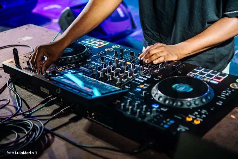 DJ Jordi Wess al Cosmic Journey di Fano Jazz 2026, foto Lula Merlo