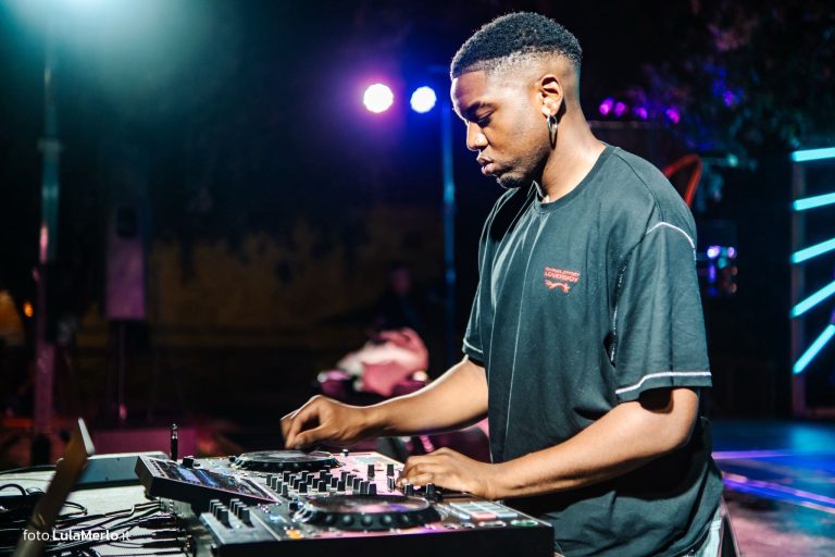 DJ Jordi Wess al Cosmic Journey di Fano Jazz 2026, foto Lula Merlo