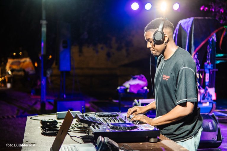DJ Jordi Wess al Cosmic Journey di Fano Jazz 2026, foto Lula Merlo