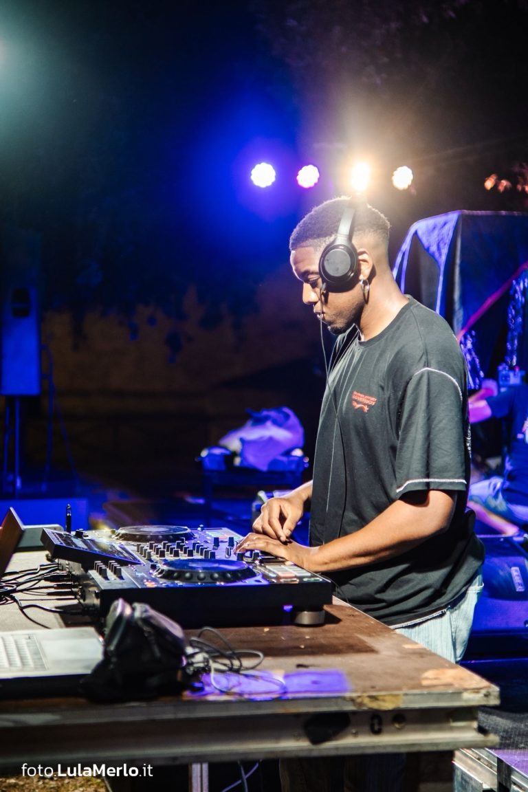DJ Jordi Wess al Cosmic Journey di Fano Jazz 2026, foto Lula Merlo