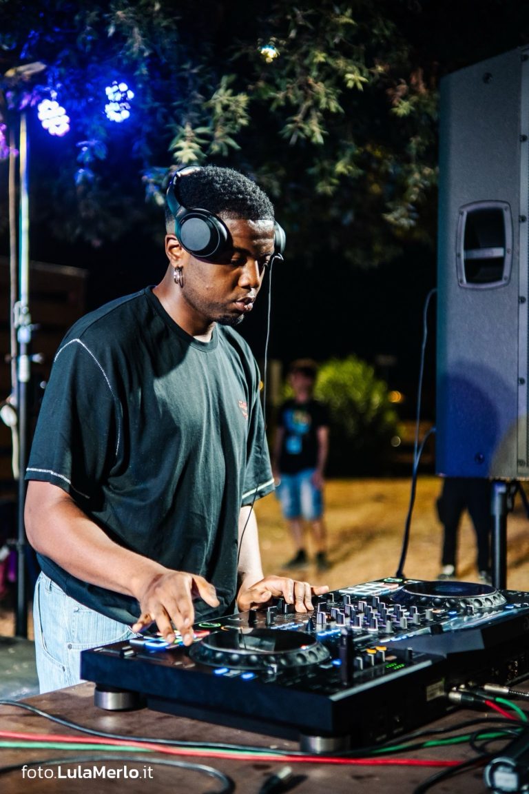 DJ Jordi Wess al Cosmic Journey di Fano Jazz 2026, foto Lula Merlo