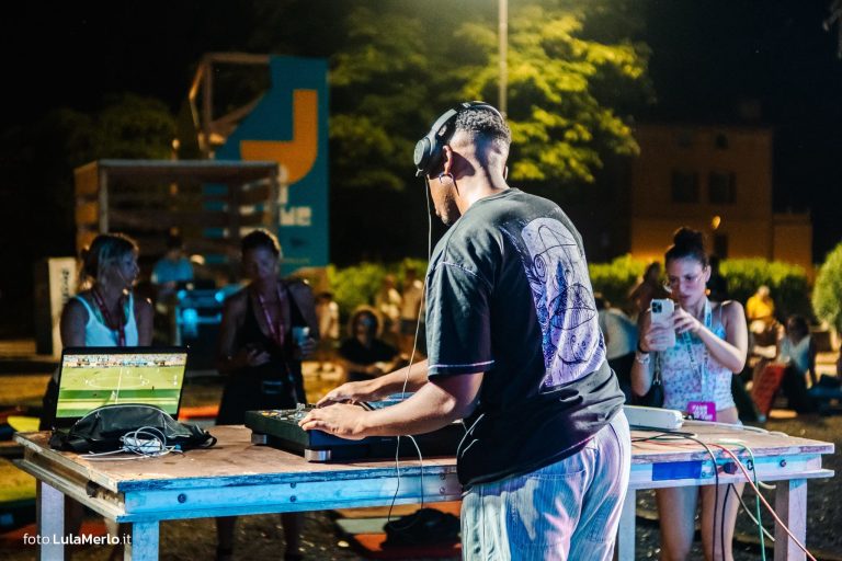 DJ Jordi Wess al Cosmic Journey di Fano Jazz 2026, foto Lula Merlo